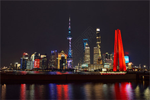 城市在夜色中持续变幻